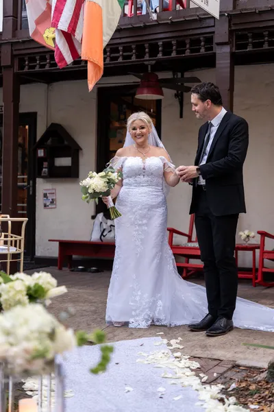 First kiss at historic inn elopement