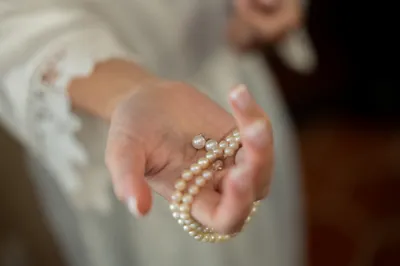 Bride portrait with lavender bouquet in the Oldest House garden St Augustine