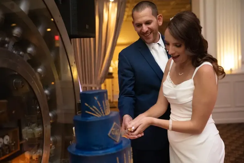 Cutting the wedding cake