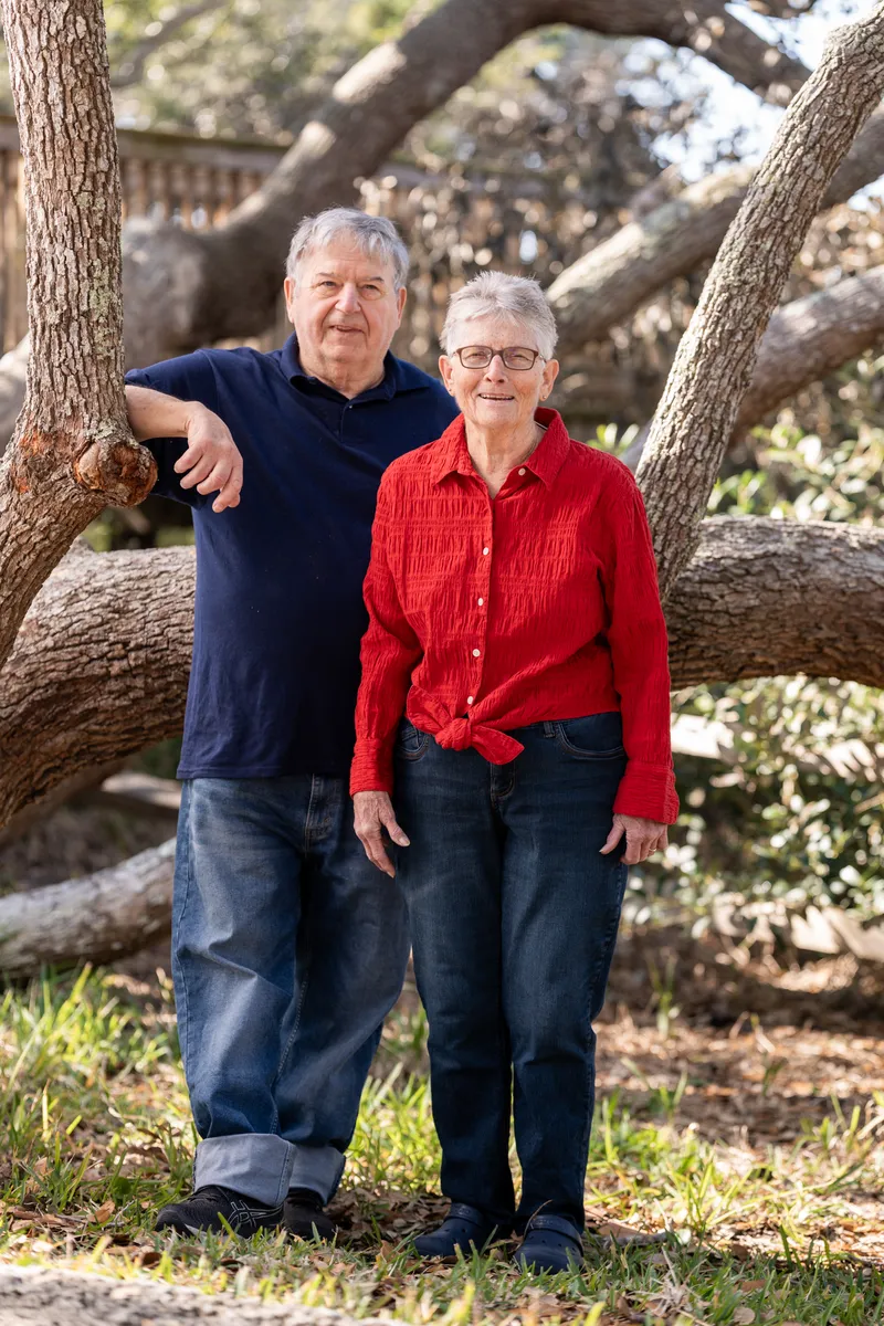 Grandparents from Wisconsin standing together by the oak tree