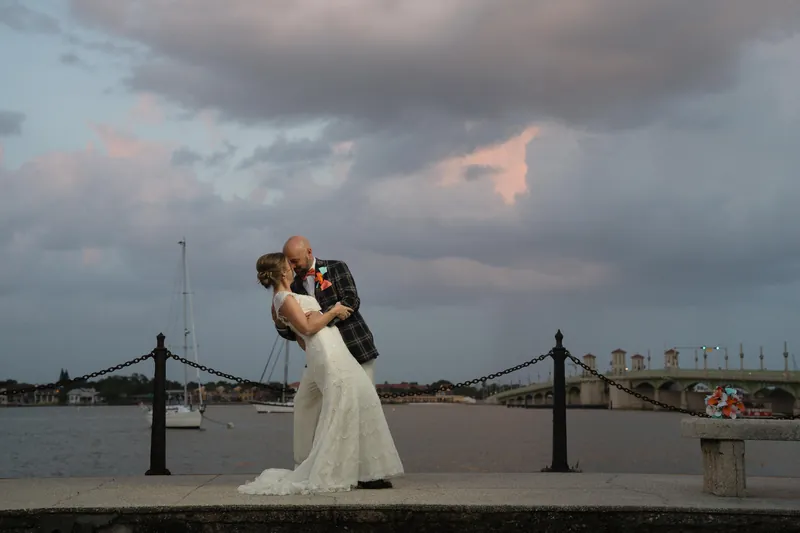 Couple kissing with Bridge of Lions in background