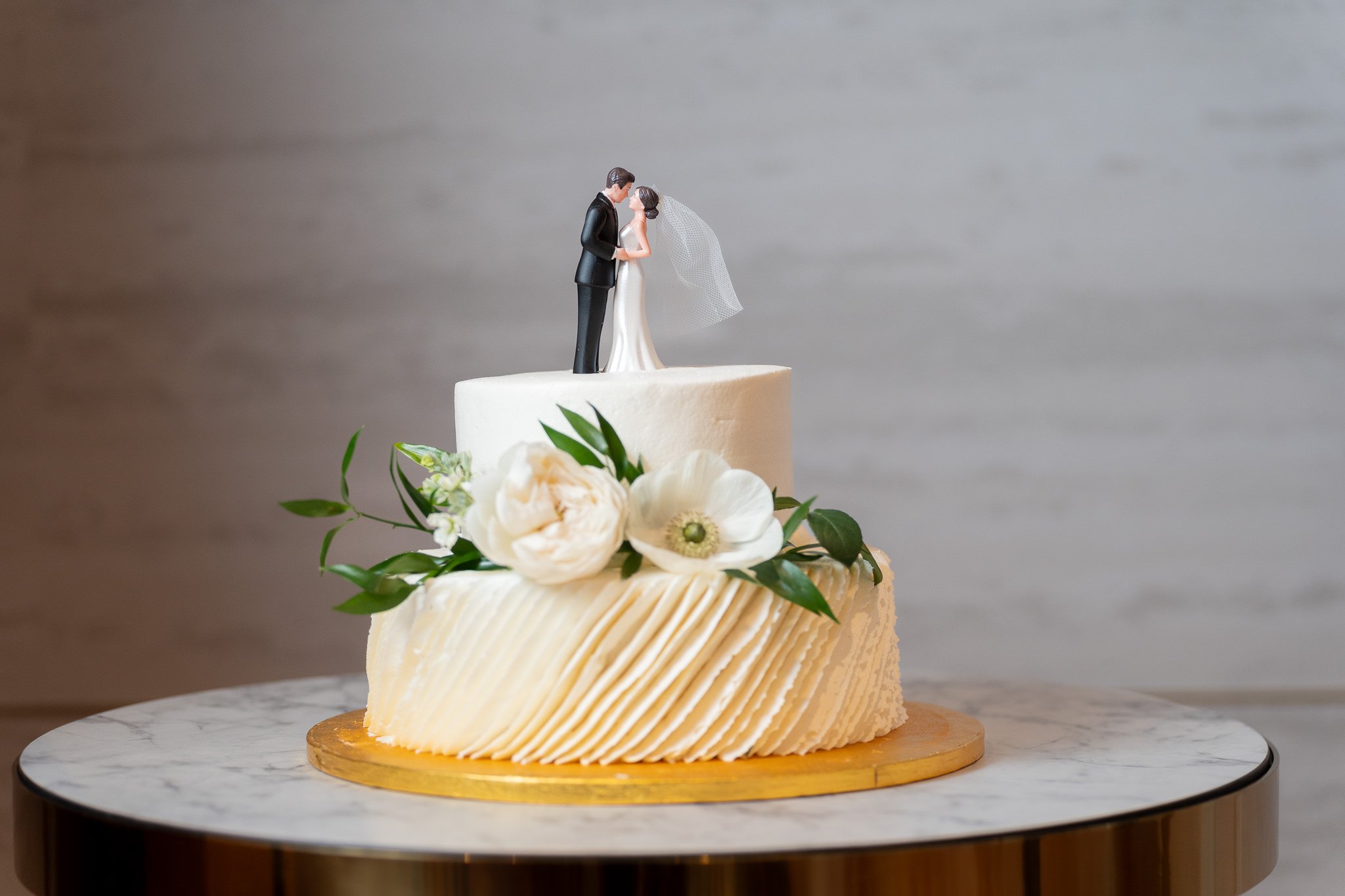 Wedding cake with couple topper.jpg
